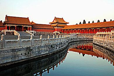 《Cthulhu Mythos ADV Lunatic Whispers》即日起正式对应简体中文与英